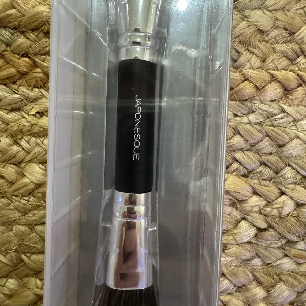 Japonesque Dual-Ended (Conceal & Blend) Makeup Brush - Black and Silver - Picture 5 of 6